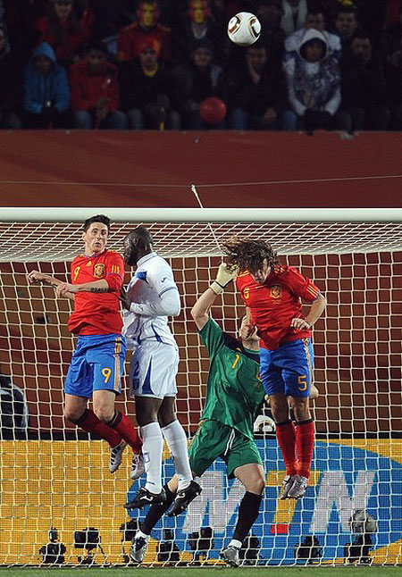 Spain's striker Fernando Torres (L), goalkeeper Iker Casillas (2nd-R) and defender Carles Puyol (R) try to stop Honduras' defender Osman Chavez from scoring during the 2010 World Cup group H first round football match between Spain and Honduras on June 21, 2010 at Ellis Park stadium in Johannesburg.